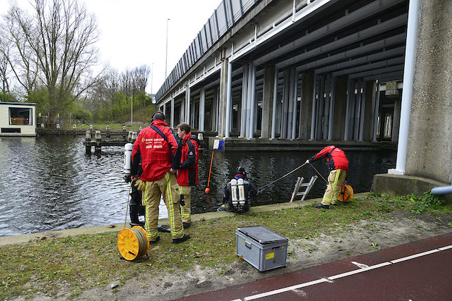 2020/87/20200403-11u59 GB 004 Persoon te water Nieuwemeerdijk.jpg